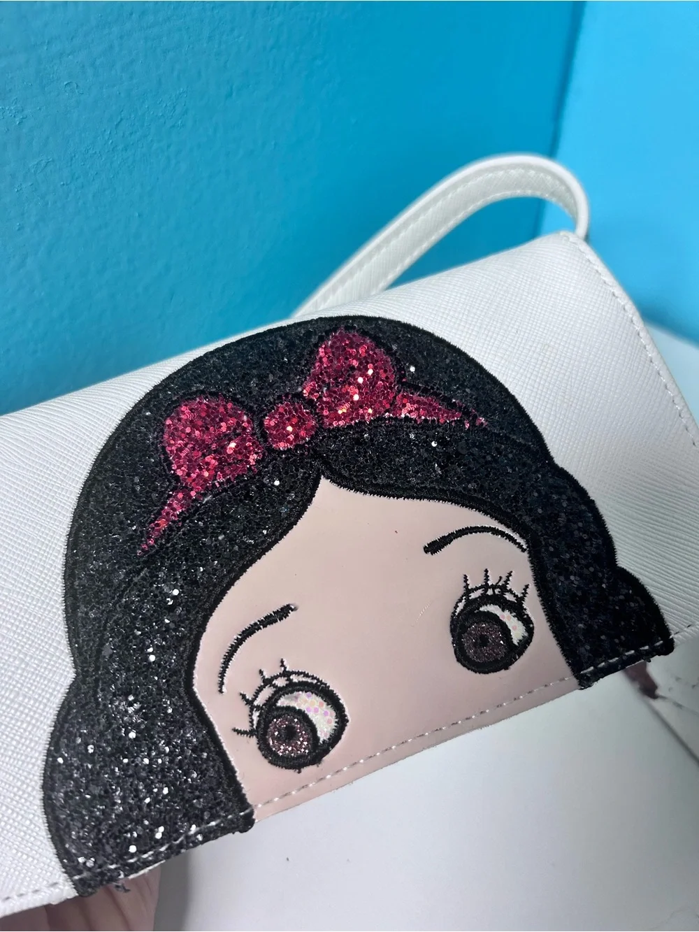 Danielle Nicole Disney Snow White Crossbody Purse / Wallet